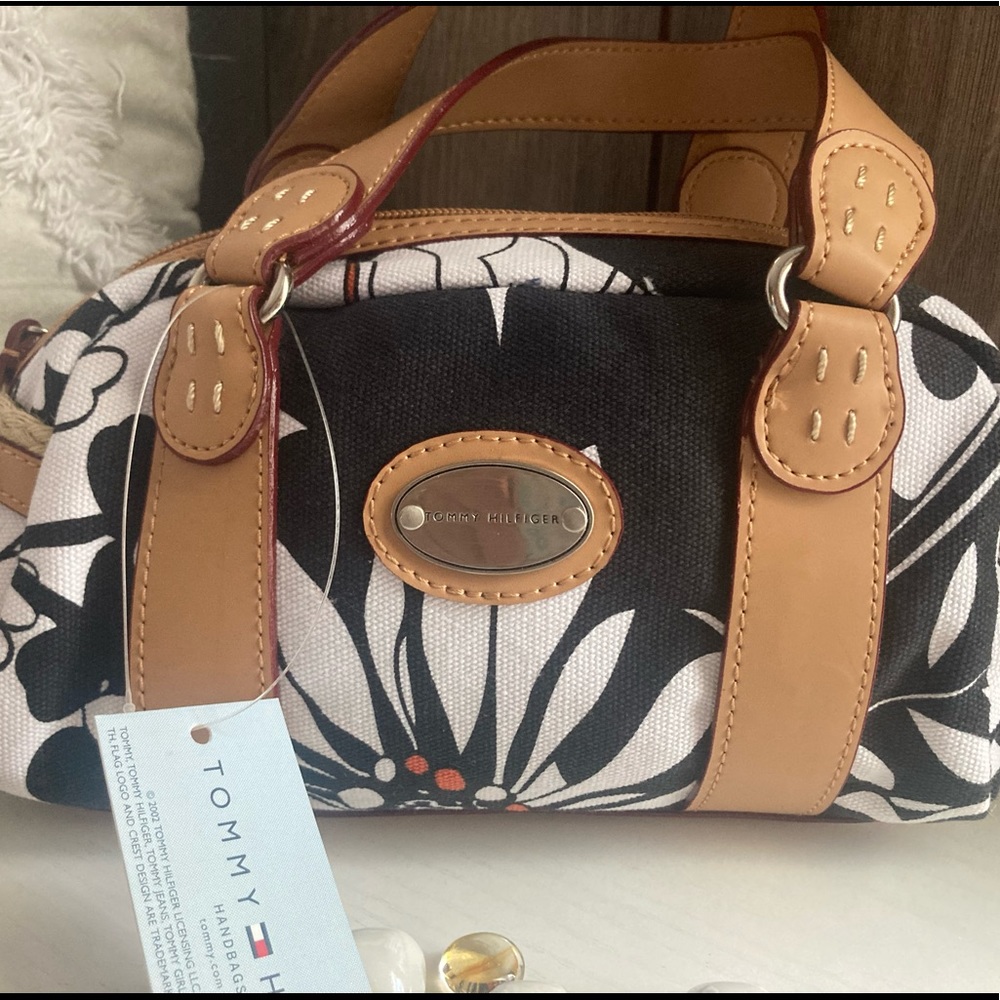 🌴Tommy Hilfiger small  satchel